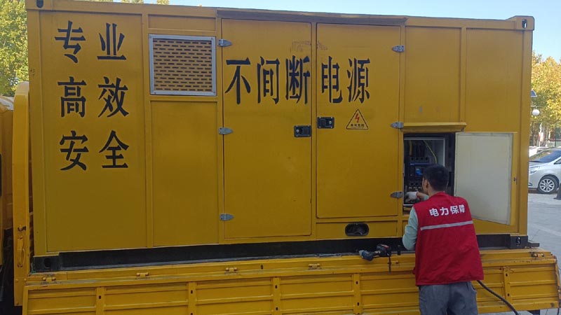 咸丰柴油发电机组和UPS电源配合使用时，如何避免切换过程中的电力中断？