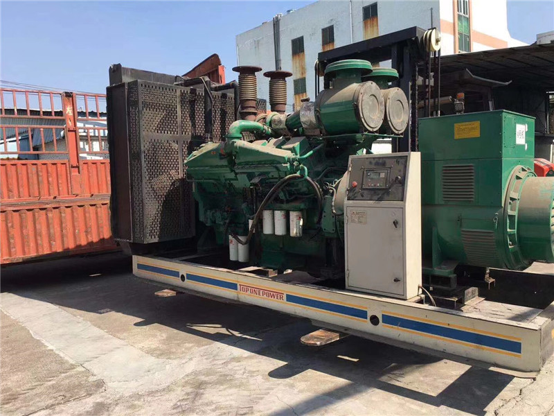 咸丰如何判断柴油发电机组的机油温度是否达到了合适的预热温度？